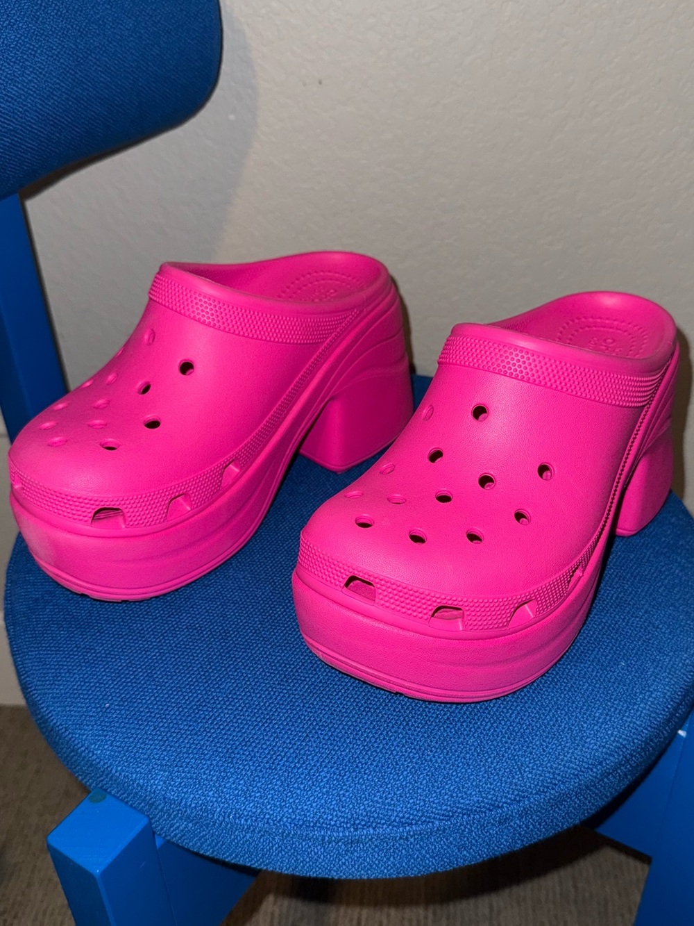 CROCS Hot Pink Siren Clogs Size 7 - Picture 2 of 8
